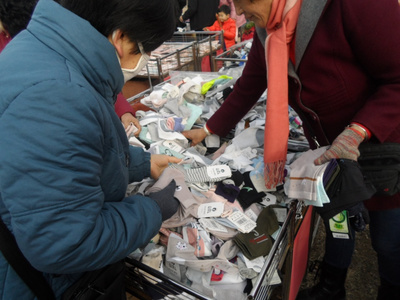 農村大集上的實惠與熱鬧 日用品琳瑯滿目，花卉點綴生活
